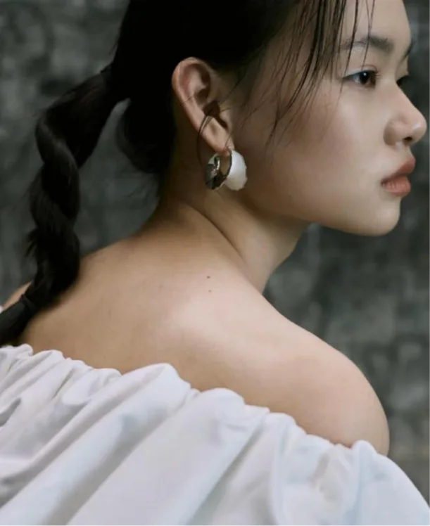 Jewelry Wearing and Editorial References